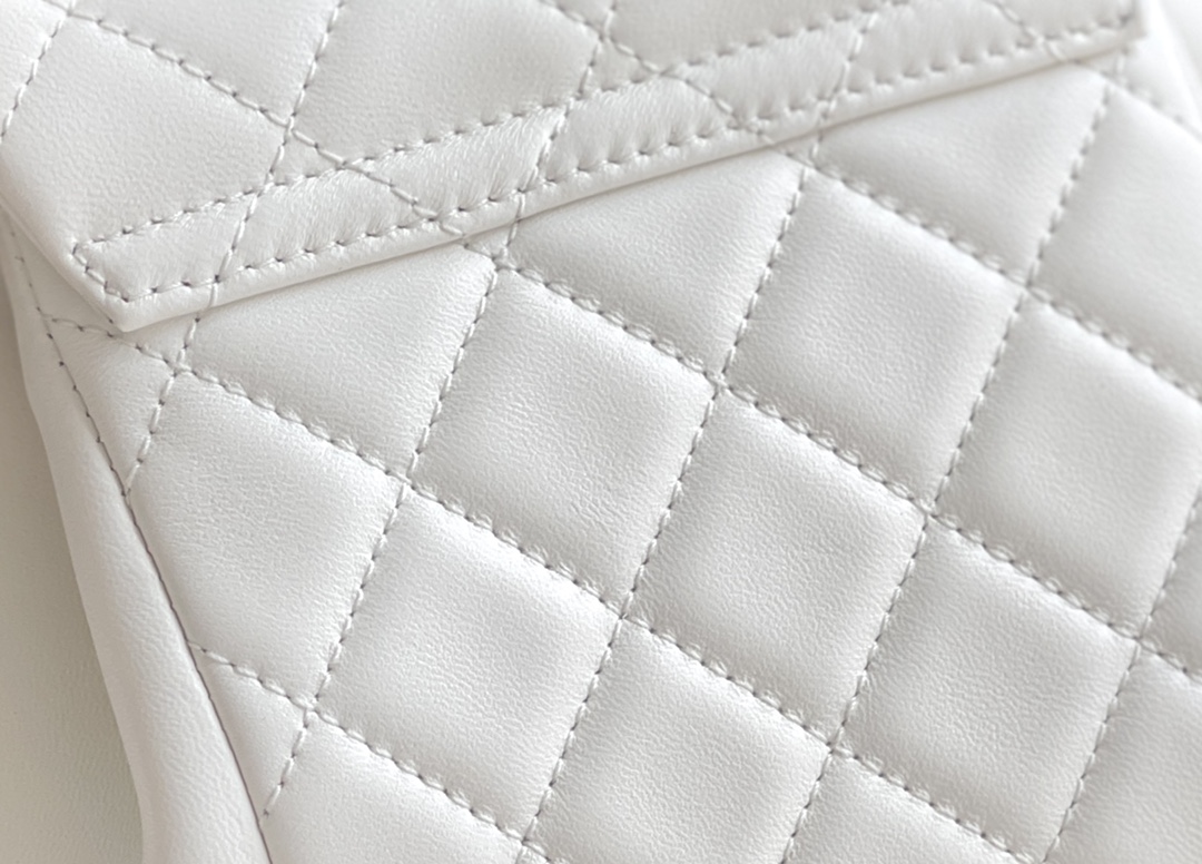 Chanel Duma 18× 18×11cm white Chanel Duma 18× 18×11cm white