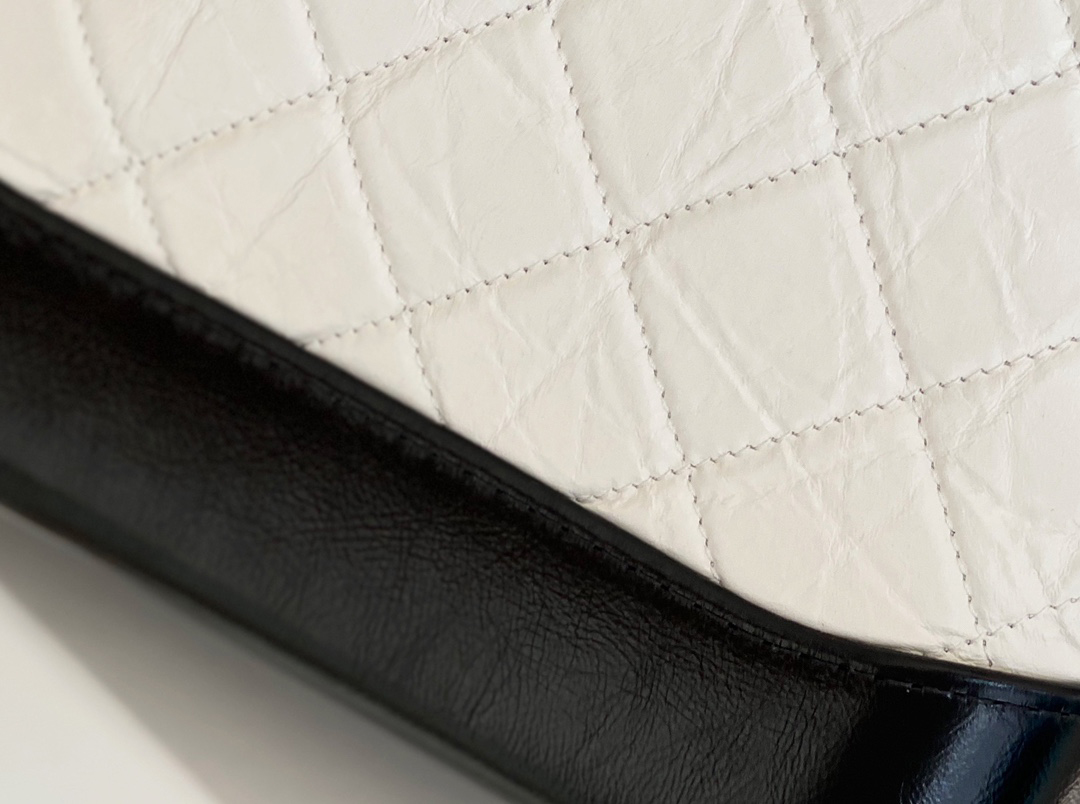 Chanel Gabrielle Hobo Bag 15× 20 × 8 cm White with black 白配黑 Chanel Gabrielle Hobo Bag 15× 20 × 8 cm White with black 白配黑