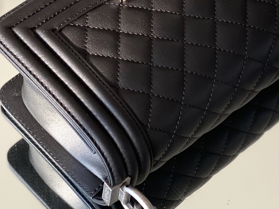 Chanel Leboy 20× 12×7cm 菱格Black 复古银扣 Chanel Leboy 20× 12×7cm 菱格Black 复古银扣