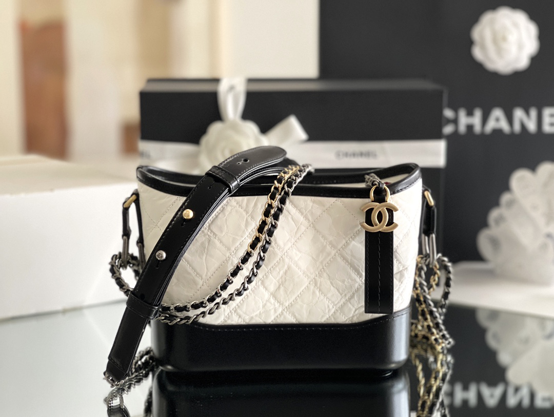 Chanel Gabrielle Hobo Bag 15× 20 × 8 cm White with black 白配黑 Chanel Gabrielle Hobo Bag 15× 20 × 8 cm White with black 白配黑