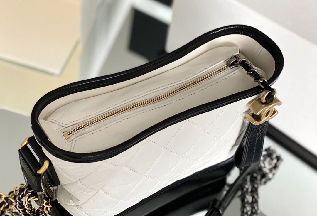 Chanel Gabrielle Hobo Bag 15× 20 × 8 cm White with black 白配黑 Chanel Gabrielle Hobo Bag 15× 20 × 8 cm White with black 白配黑