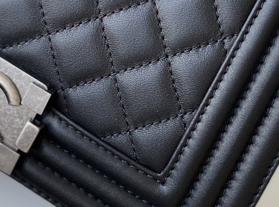Chanel Leboy 20× 12×7cm 菱格Black 复古银扣 Chanel Leboy 20× 12×7cm 菱格Black 复古银扣