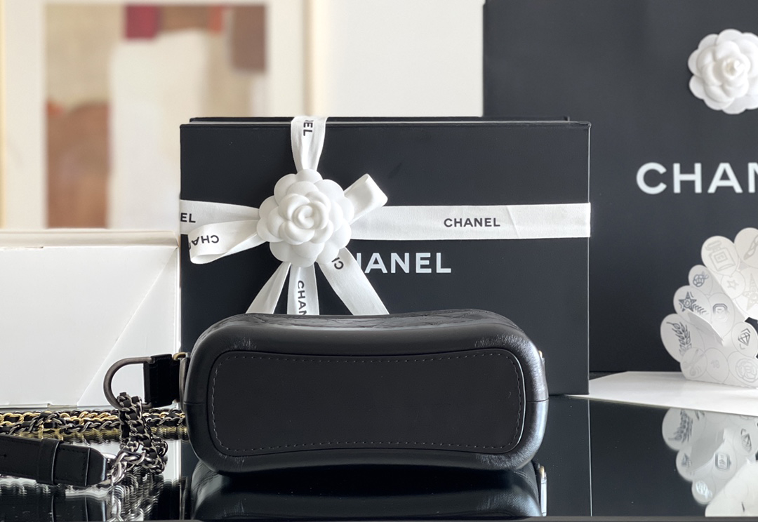 Chanel Gabrielle Hobo Bag 15× 20 × 8 cm BLACK