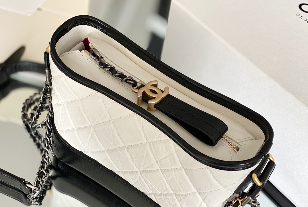 Chanel Gabrielle Hobo Bag 15× 20 × 8 cm White with black 白配黑 Chanel Gabrielle Hobo Bag 15× 20 × 8 cm White with black 白配黑