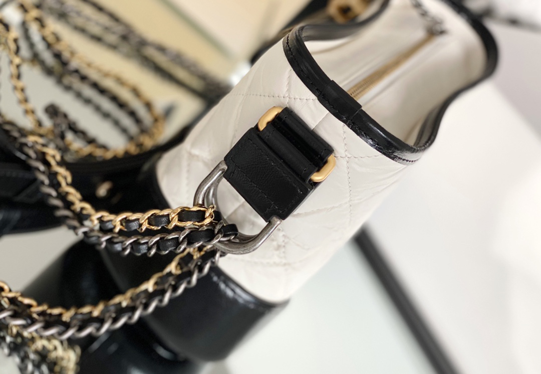 Chanel Gabrielle Hobo Bag 15× 20 × 8 cm White with black 白配黑 Chanel Gabrielle Hobo Bag 15× 20 × 8 cm White with black 白配黑