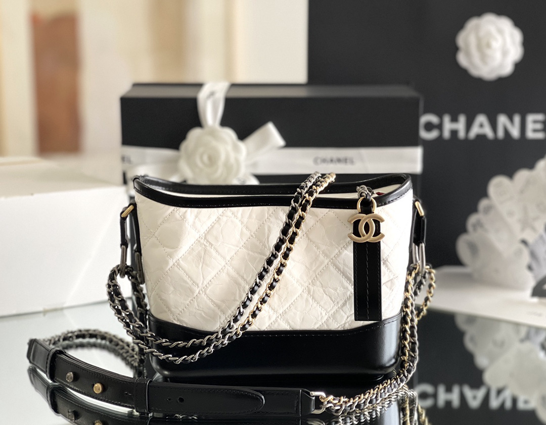 Chanel Gabrielle Hobo Bag 15× 20 × 8 cm  White with black 白配黑