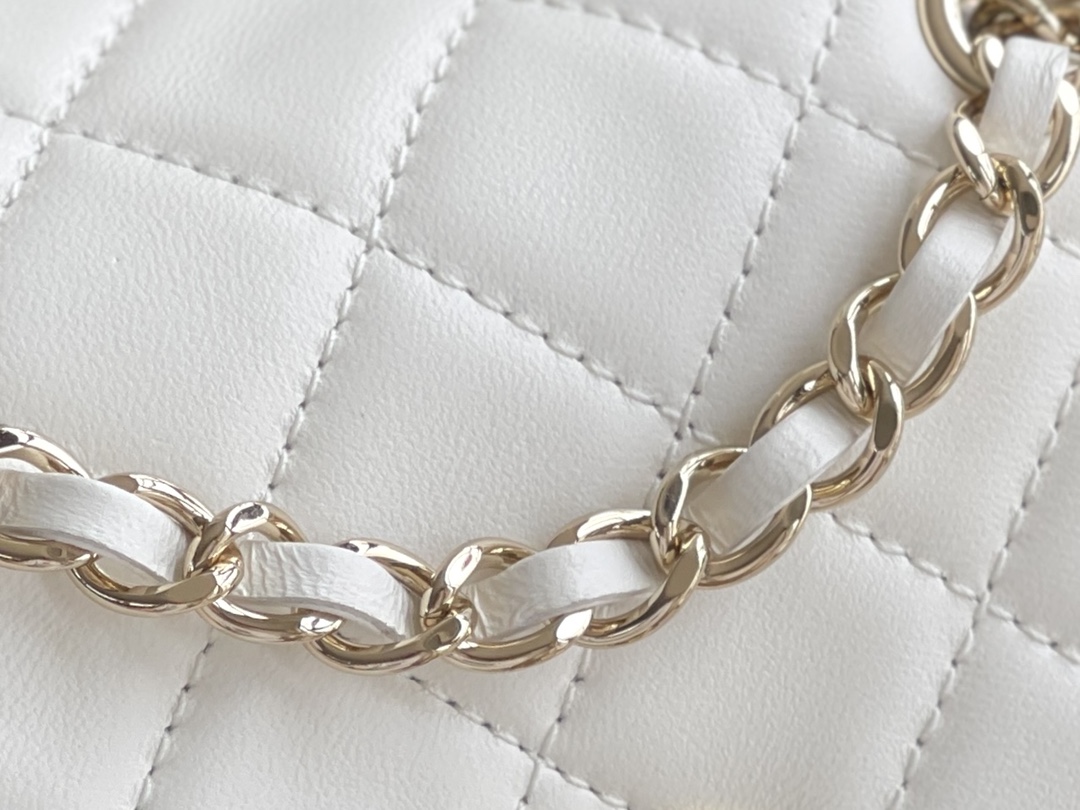 Chanel Duma 18× 18×11cm white Chanel Duma 18× 18×11cm white