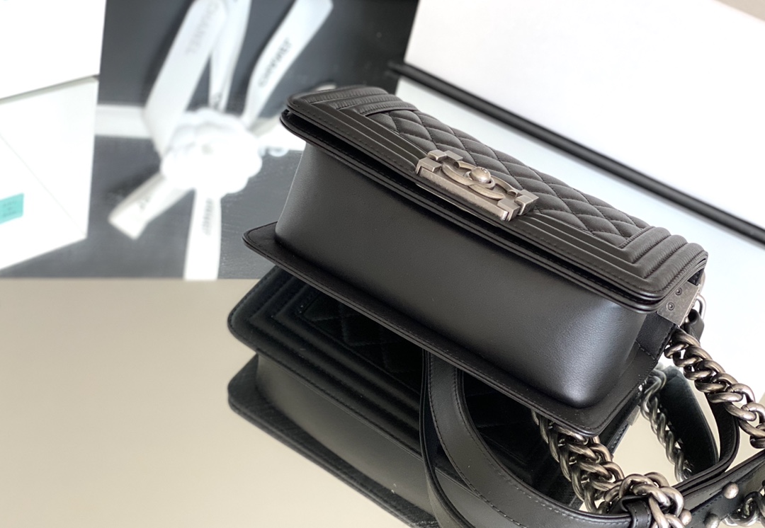 Chanel Leboy 20× 12×7cm 菱格Black 复古银扣 Chanel Leboy 20× 12×7cm 菱格Black 复古银扣