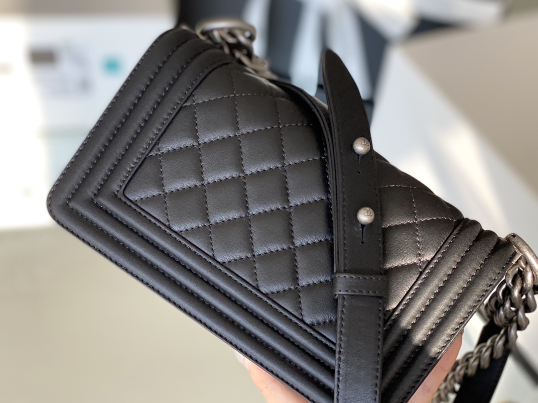 Chanel Leboy 20× 12×7cm 菱格Black 复古银扣 Chanel Leboy 20× 12×7cm 菱格Black 复古银扣