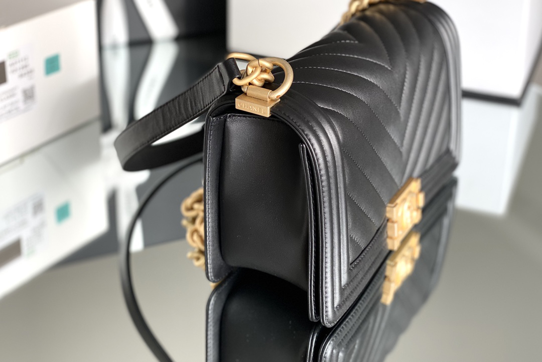 Chanel Leboy 25×14.5×8cm V纹black