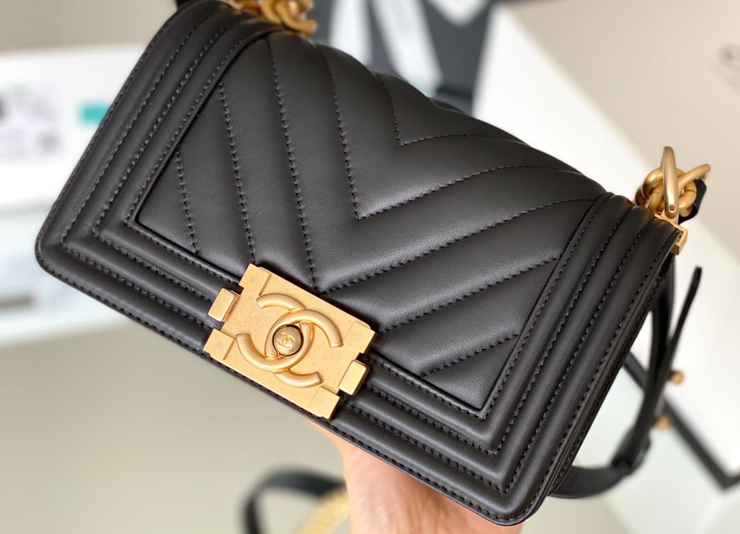 Chanel Leboy 20&times; 12&times;8cm V纹Black 磨砂金扣