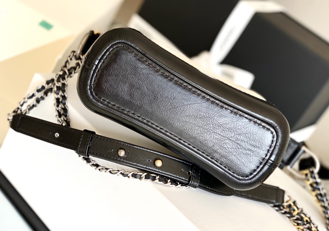 Chanel Gabrielle Hobo Bag 15× 20 × 8 cm White with black 白配黑 Chanel Gabrielle Hobo Bag 15× 20 × 8 cm White with black 白配黑