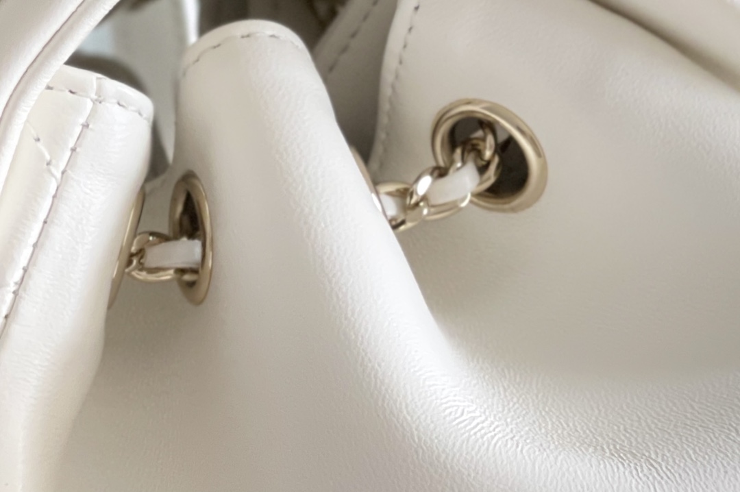 Chanel Duma 18× 18×11cm white Chanel Duma 18× 18×11cm white