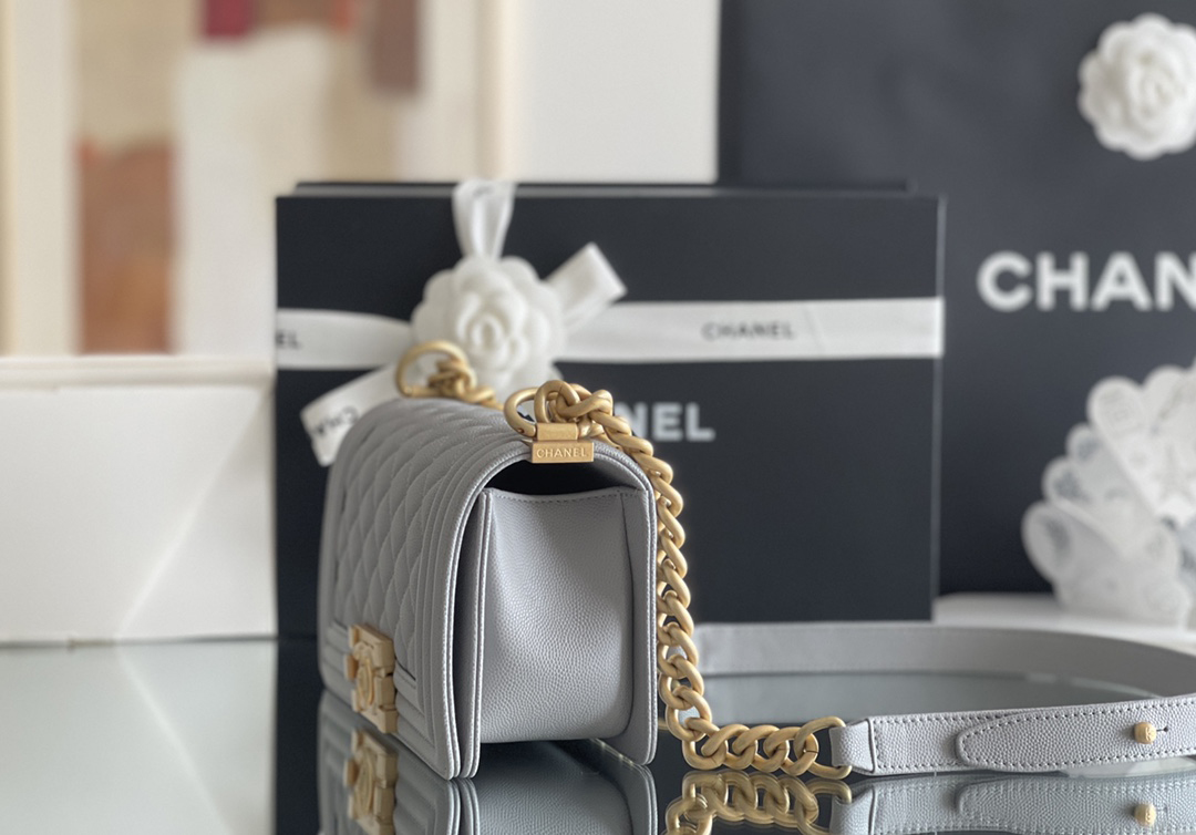 Chanel leboy 20× 12×7cm Grey 砂金扣 Chanel leboy 20× 12×7cm Grey 砂金扣