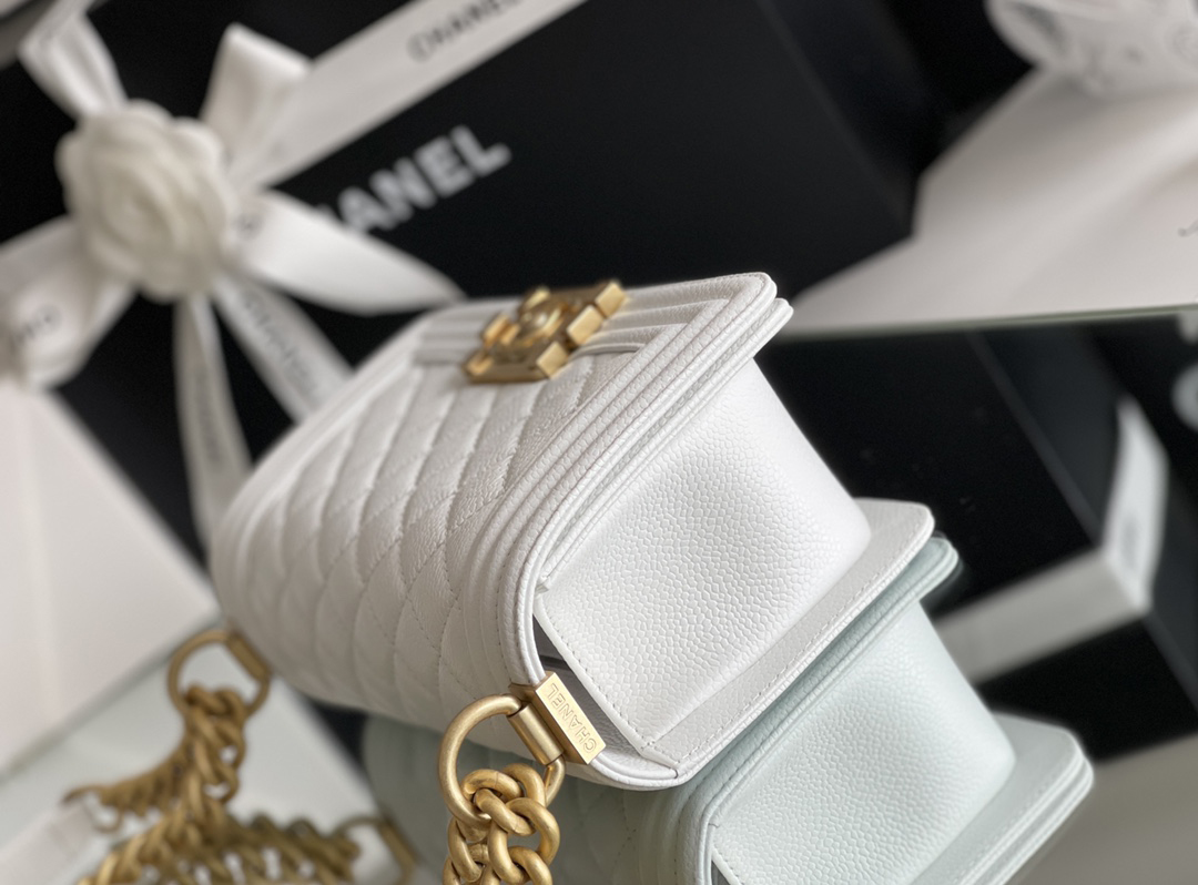 Chanel Leboy-20cm white 砂金扣 Chanel Leboy-20cm white 砂金扣