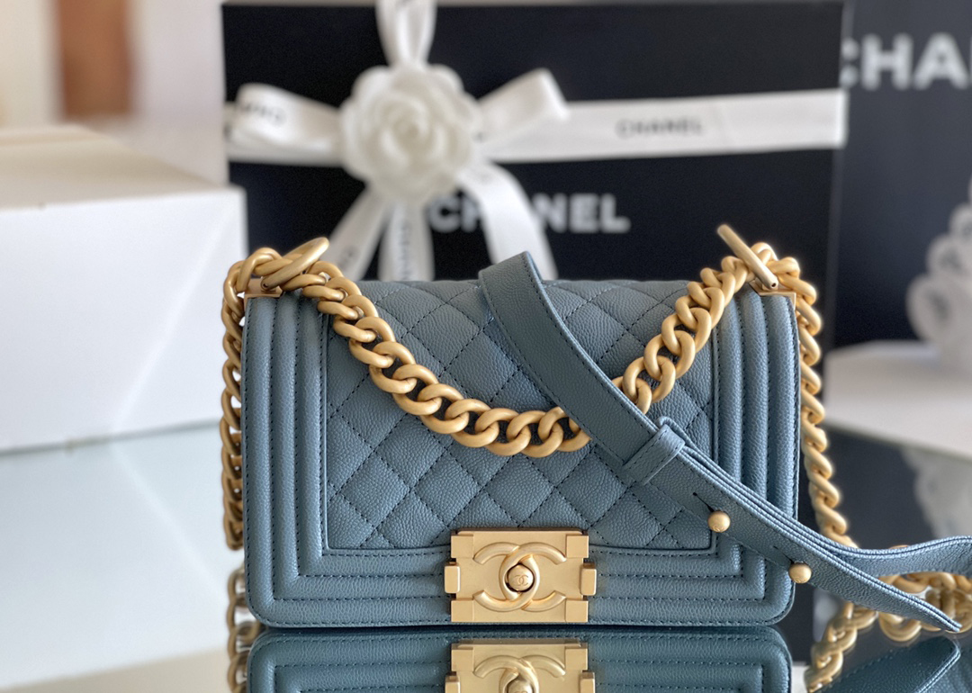 Chanel leboy 20× 12×7cm 雾霾蓝砂金扣 Chanel leboy 20× 12×7cm 雾霾蓝砂金扣