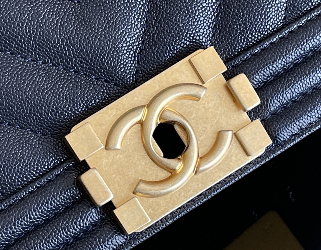 Chanel Leboy-20× 12×7cm 午夜蓝V纹砂金扣 Chanel Leboy-20× 12×7cm 午夜蓝V纹砂金扣