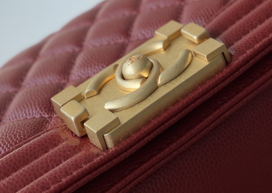 Chanel leboy 20× 12×7cm 酒红色砂金扣 Chanel leboy 20× 12×7cm 酒红色砂金扣