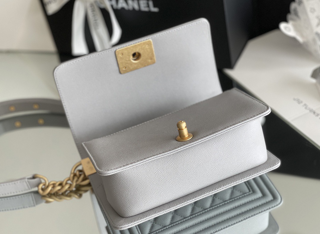 Chanel leboy 20× 12×7cm Grey 砂金扣 Chanel leboy 20× 12×7cm Grey 砂金扣
