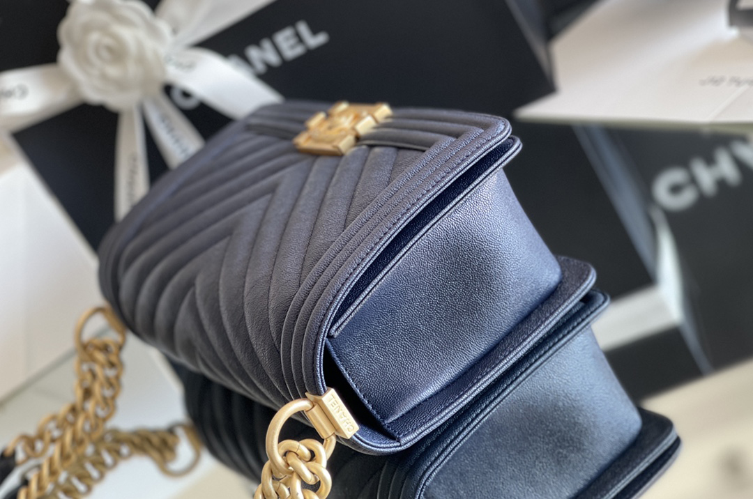 Chanel Leboy-25× 14.5×8cm 午夜蓝V纹砂金扣 Chanel Leboy-25× 14.5×8cm 午夜蓝V纹砂金扣