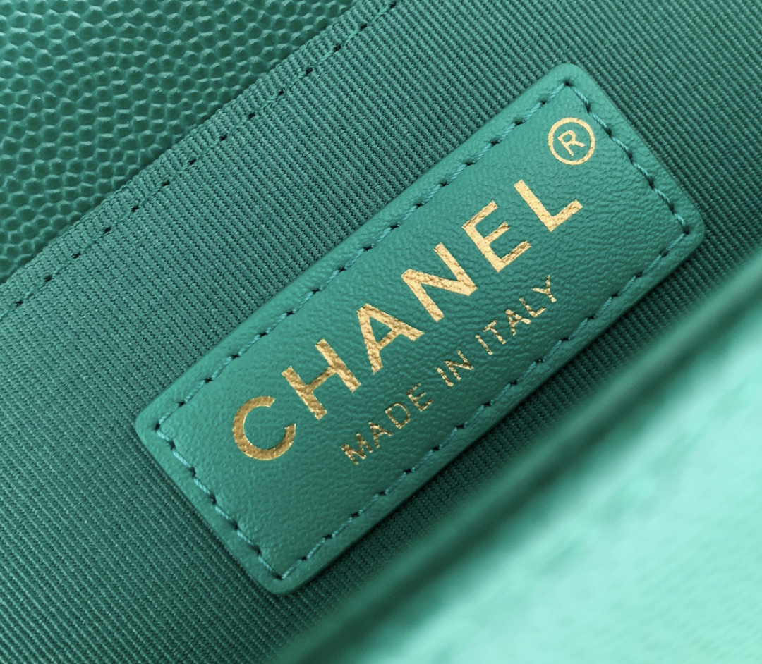 Chanel leboy 20× 12×7cm 绿色砂金扣 Chanel leboy 20× 12×7cm 绿色砂金扣