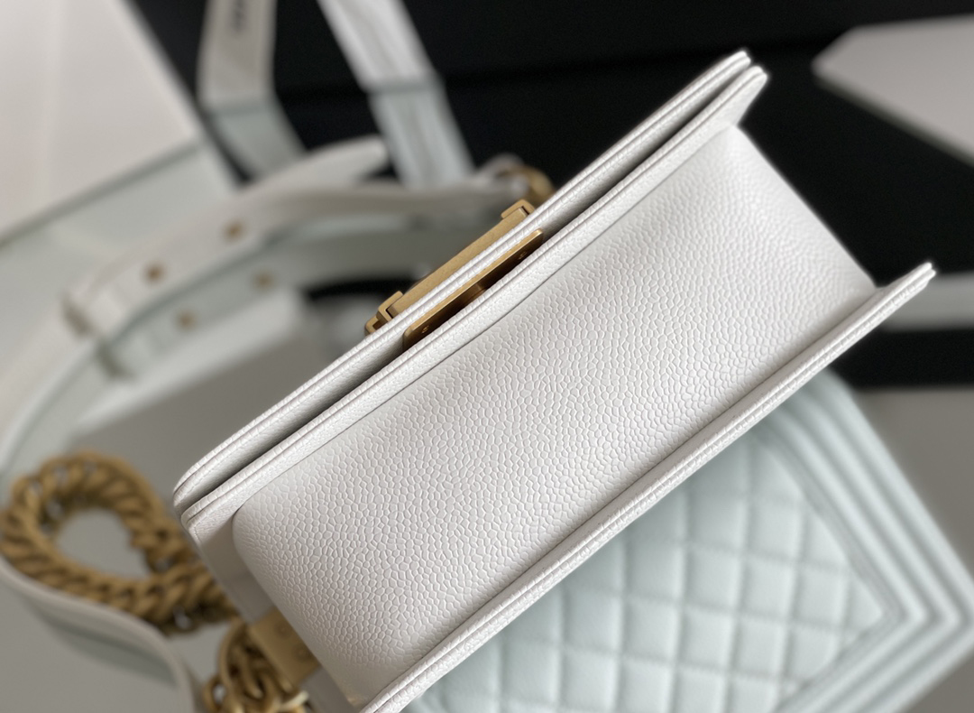 Chanel Leboy-20cm white 砂金扣 Chanel Leboy-20cm white 砂金扣