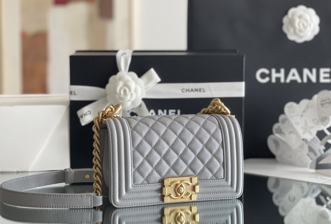 Chanel leboy 20× 12×7cm Grey 砂金扣 Chanel leboy 20× 12×7cm Grey 砂金扣