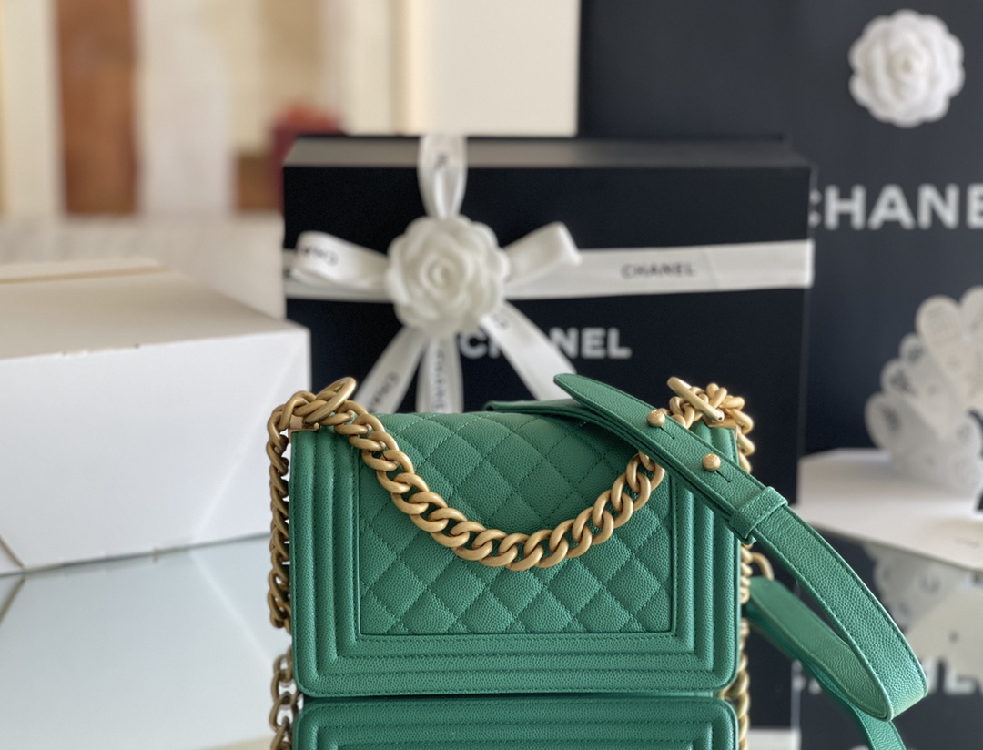 Chanel leboy 20× 12×7cm 绿色砂金扣 Chanel leboy 20× 12×7cm 绿色砂金扣
