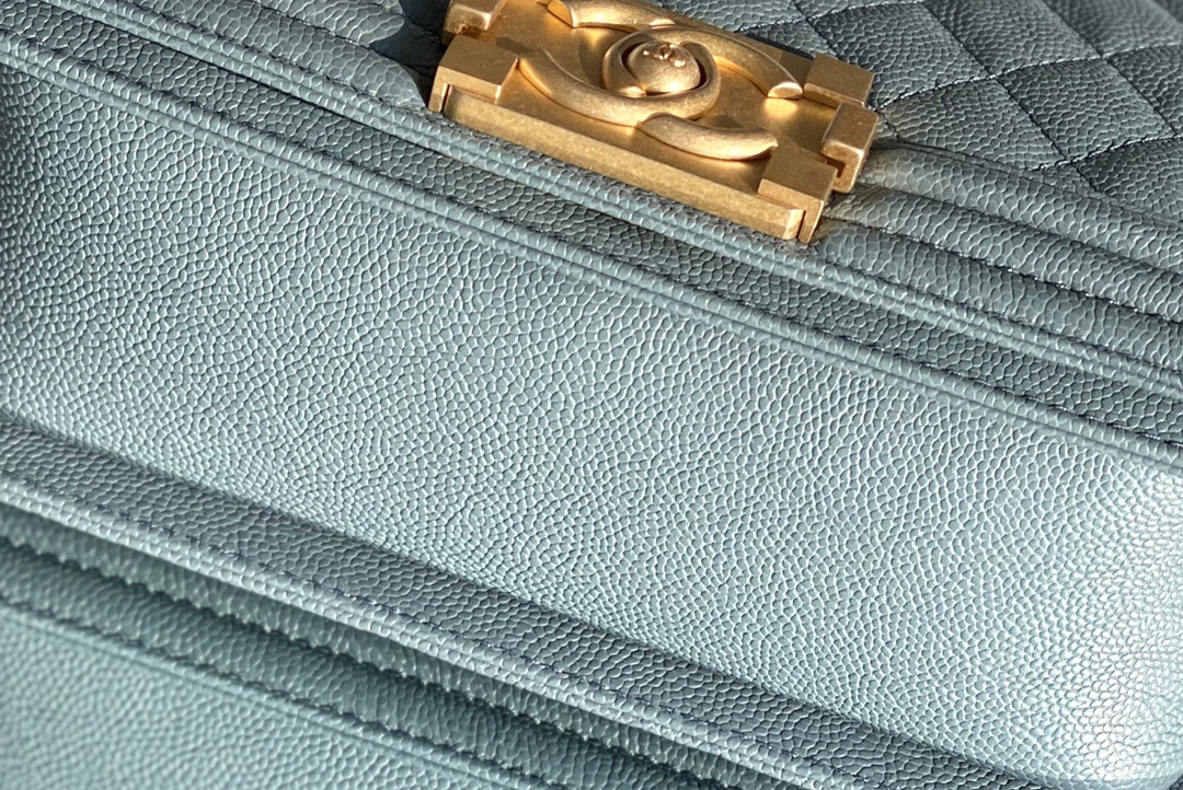 Chanel leboy 20× 12×7cm 雾霾蓝砂金扣 Chanel leboy 20× 12×7cm 雾霾蓝砂金扣