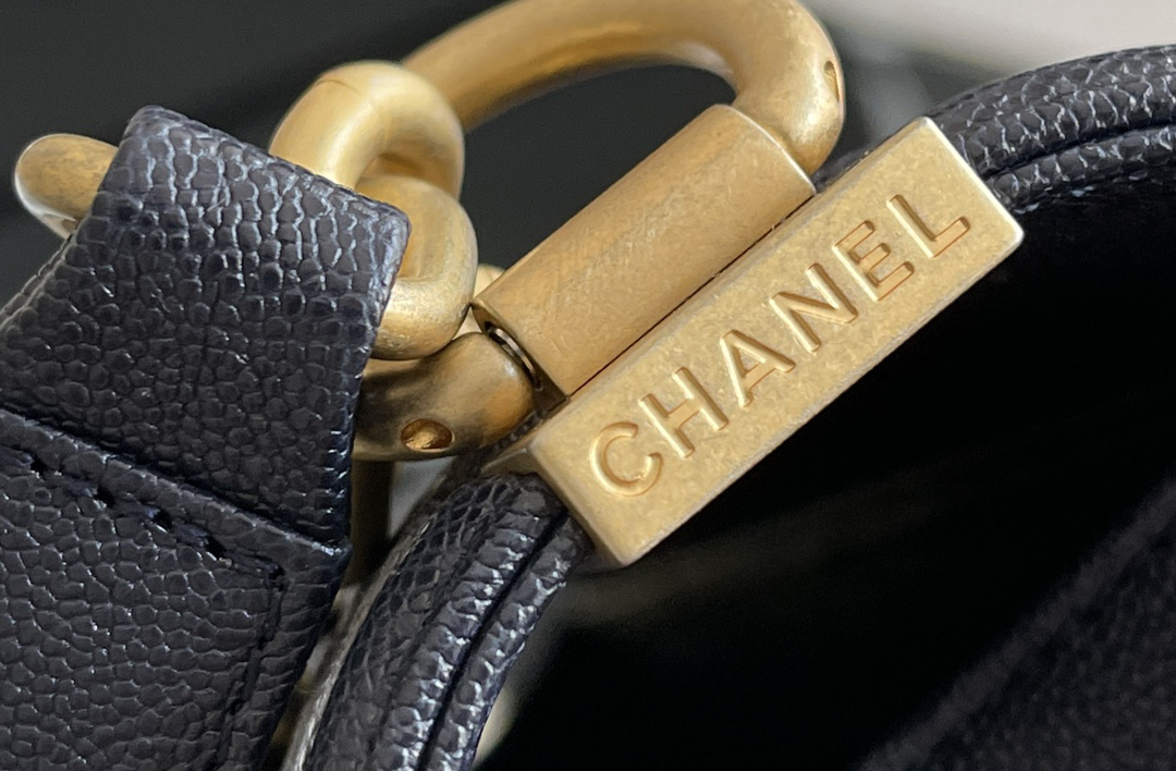 Chanel Leboy-20× 12×7cm 午夜蓝V纹砂金扣 Chanel Leboy-20× 12×7cm 午夜蓝V纹砂金扣