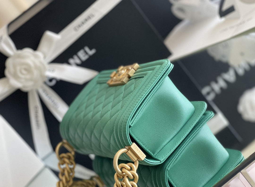 Chanel leboy 20× 12×7cm 绿色砂金扣 Chanel leboy 20× 12×7cm 绿色砂金扣