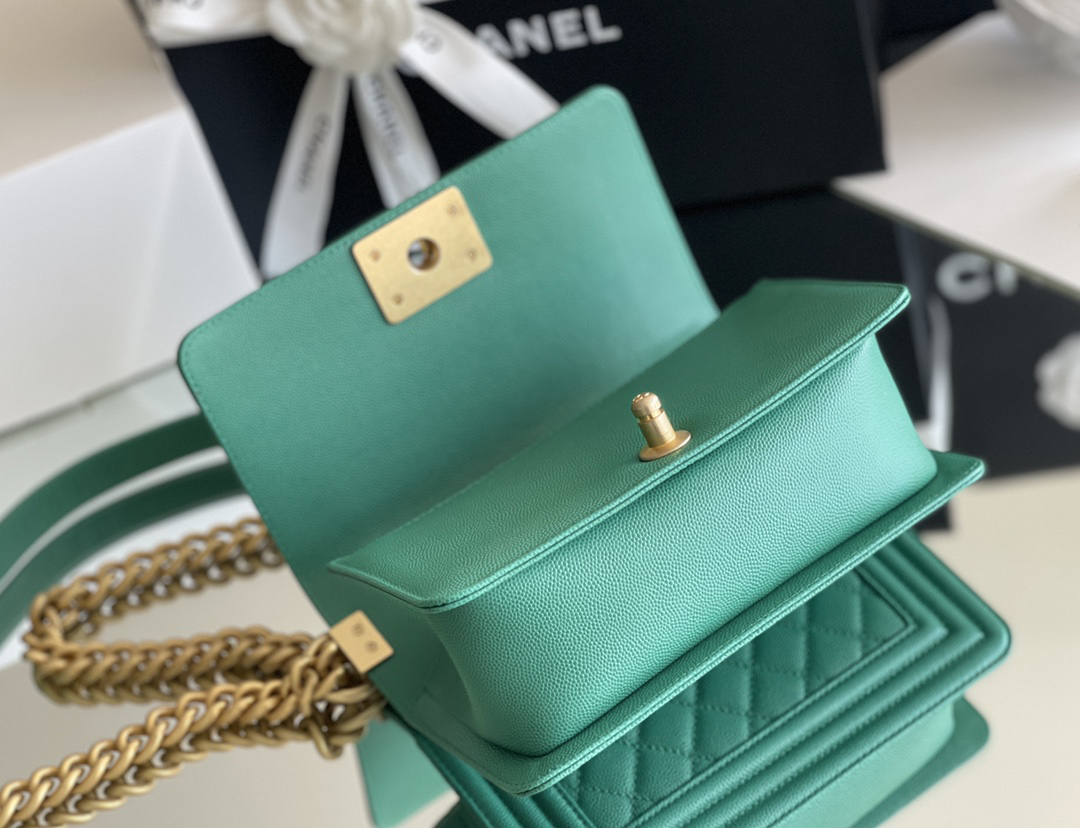 Chanel leboy 20× 12×7cm 绿色砂金扣 Chanel leboy 20× 12×7cm 绿色砂金扣