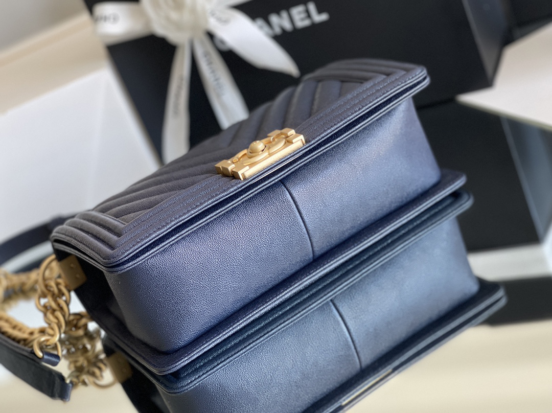 Chanel Leboy-25× 14.5×8cm 午夜蓝V纹砂金扣 Chanel Leboy-25× 14.5×8cm 午夜蓝V纹砂金扣