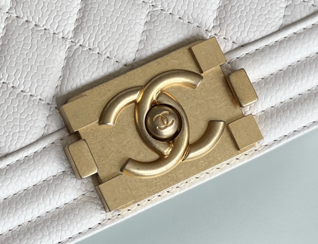 Chanel Leboy-20cm white 砂金扣 Chanel Leboy-20cm white 砂金扣