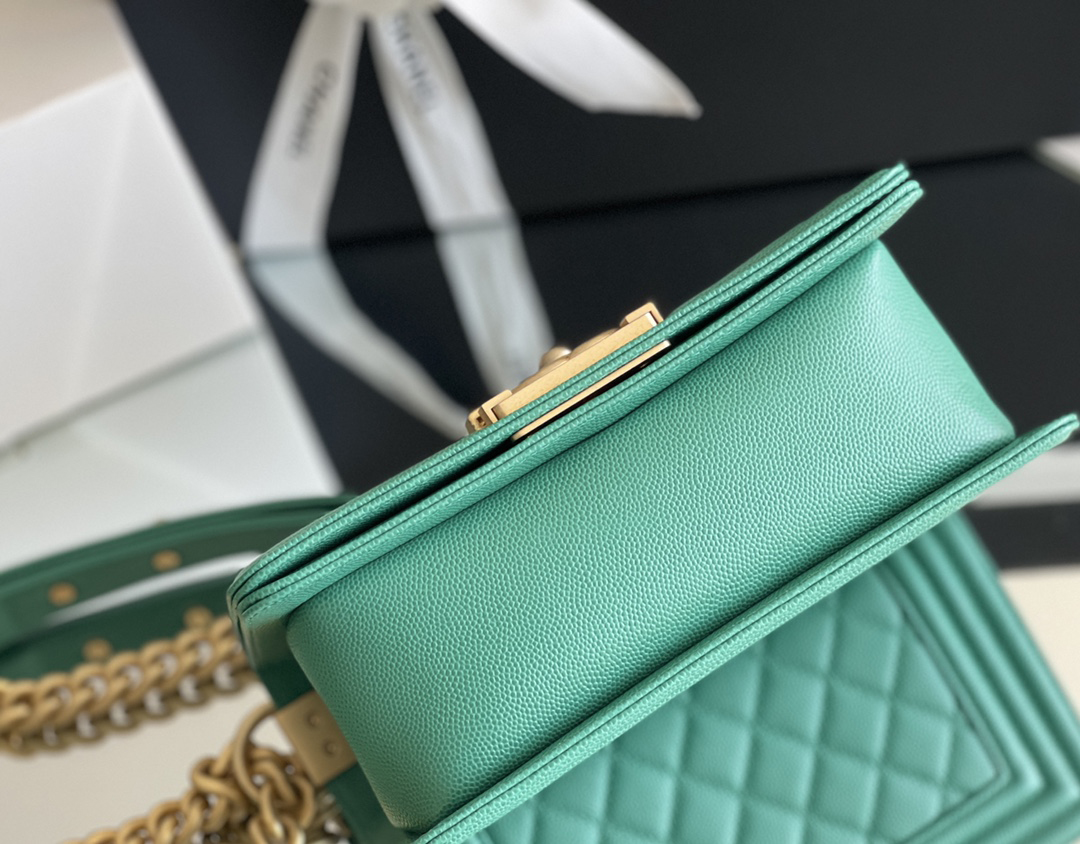 Chanel leboy 20× 12×7cm 绿色砂金扣 Chanel leboy 20× 12×7cm 绿色砂金扣