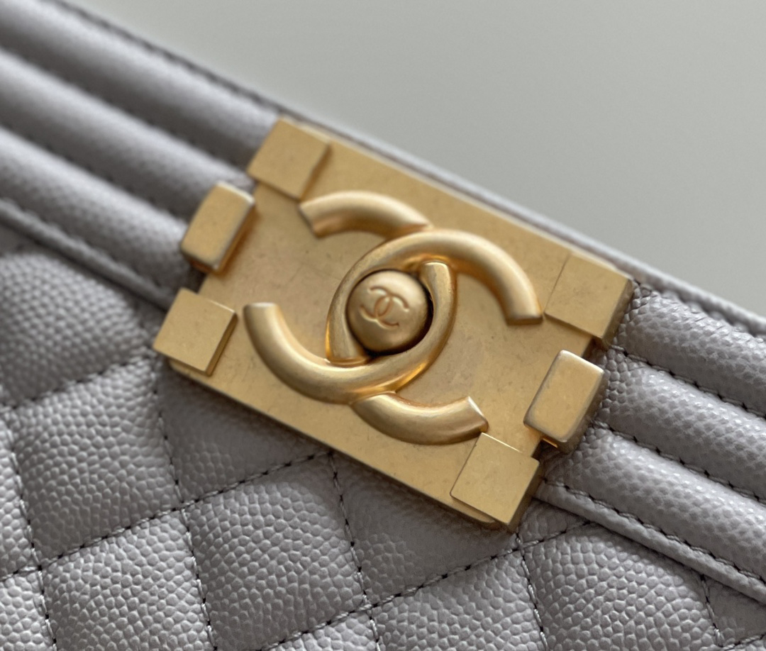 Chanel leboy 20× 12×7cm Grey 砂金扣 Chanel leboy 20× 12×7cm Grey 砂金扣