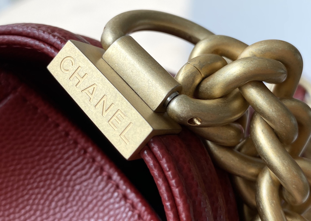 Chanel leboy 20× 12×7cm 酒红色砂金扣 Chanel leboy 20× 12×7cm 酒红色砂金扣