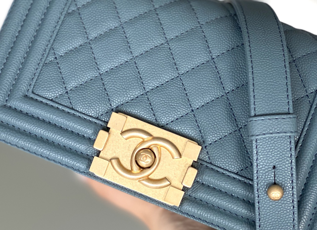 Chanel leboy 20× 12×7cm 雾霾蓝砂金扣 Chanel leboy 20× 12×7cm 雾霾蓝砂金扣