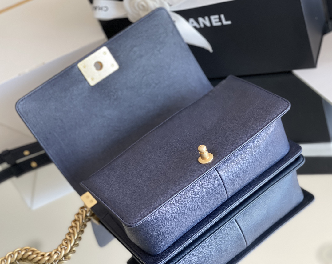 Chanel Leboy-25× 14.5×8cm 午夜蓝V纹砂金扣 Chanel Leboy-25× 14.5×8cm 午夜蓝V纹砂金扣