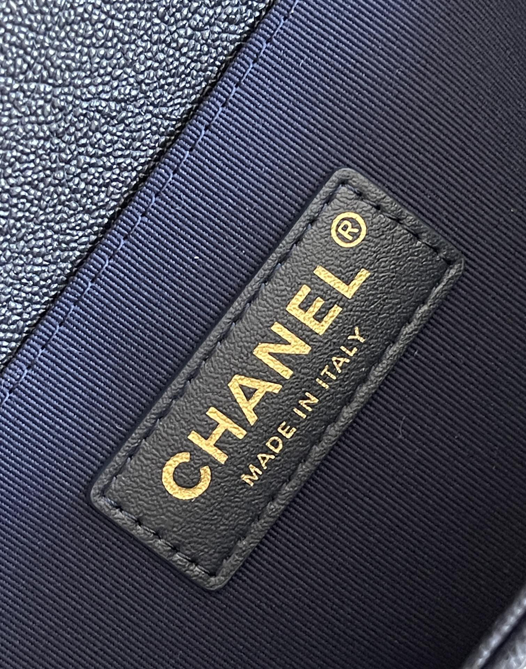 Chanel Leboy-25× 14.5×8cm 午夜蓝V纹砂金扣 Chanel Leboy-25× 14.5×8cm 午夜蓝V纹砂金扣