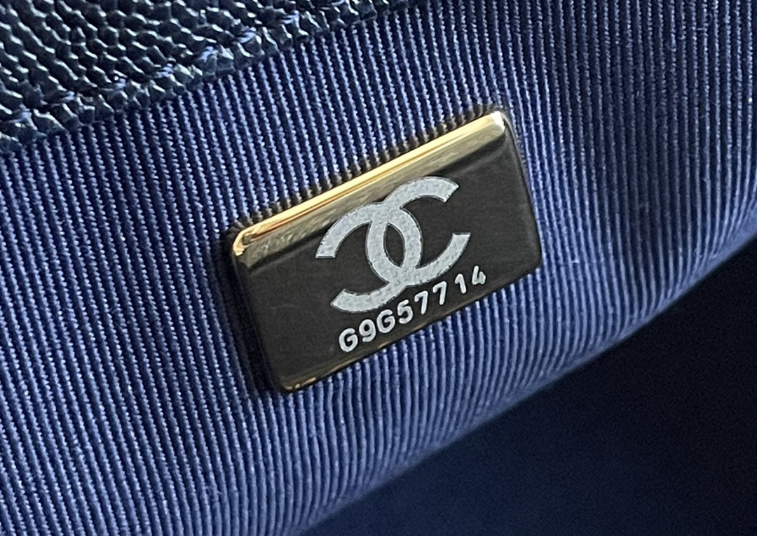 Chanel Leboy-20× 12×7cm 午夜蓝V纹砂金扣 Chanel Leboy-20× 12×7cm 午夜蓝V纹砂金扣