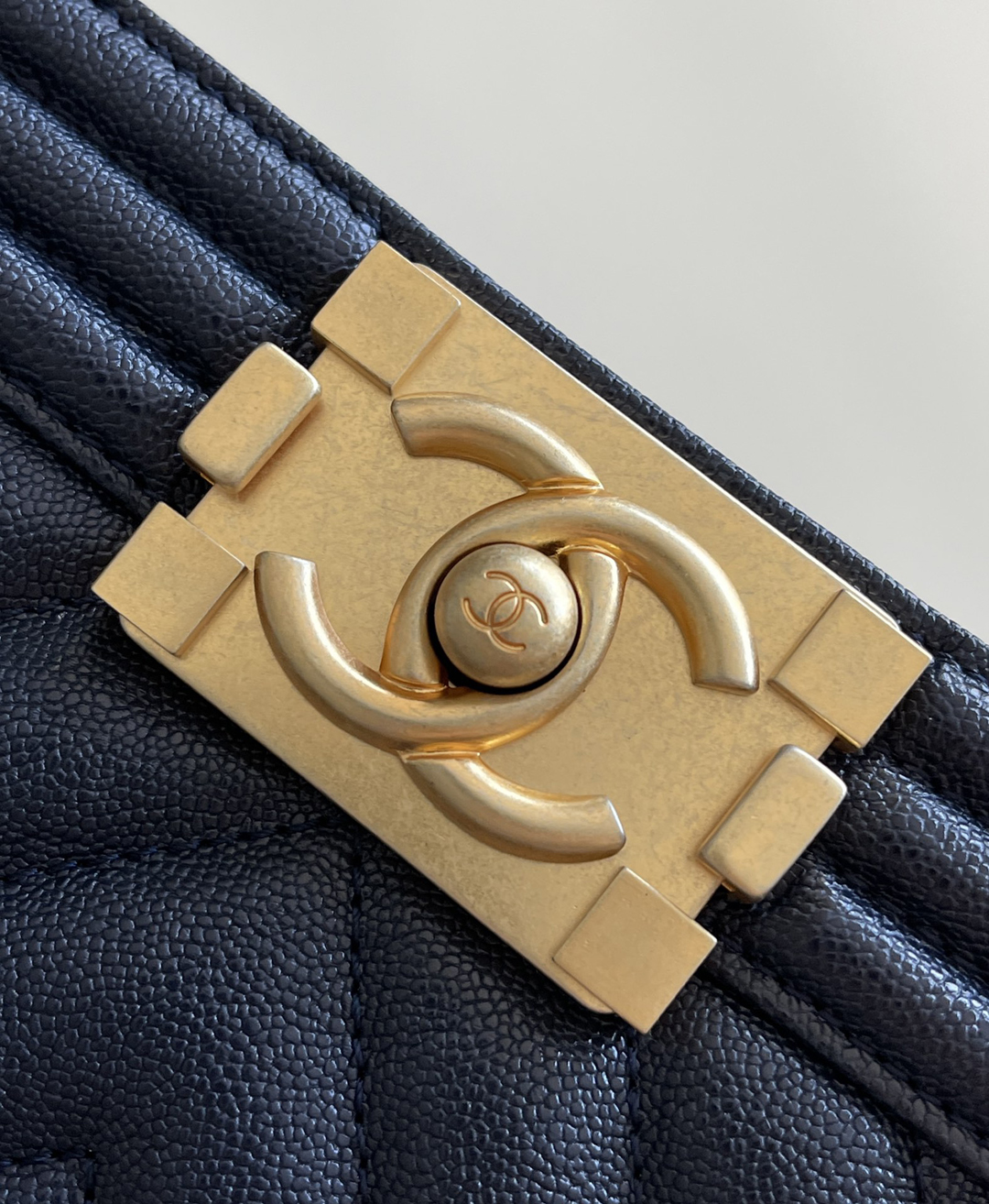 Chanel Leboy-25× 14.5×8cm 午夜蓝V纹砂金扣 Chanel Leboy-25× 14.5×8cm 午夜蓝V纹砂金扣