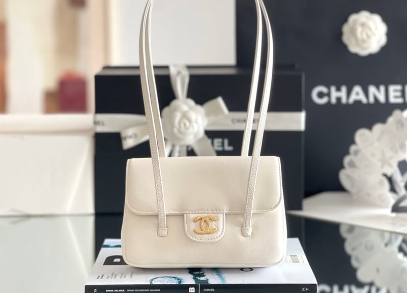 CHANEL 26P Preppy Coco Size17*12*4 White