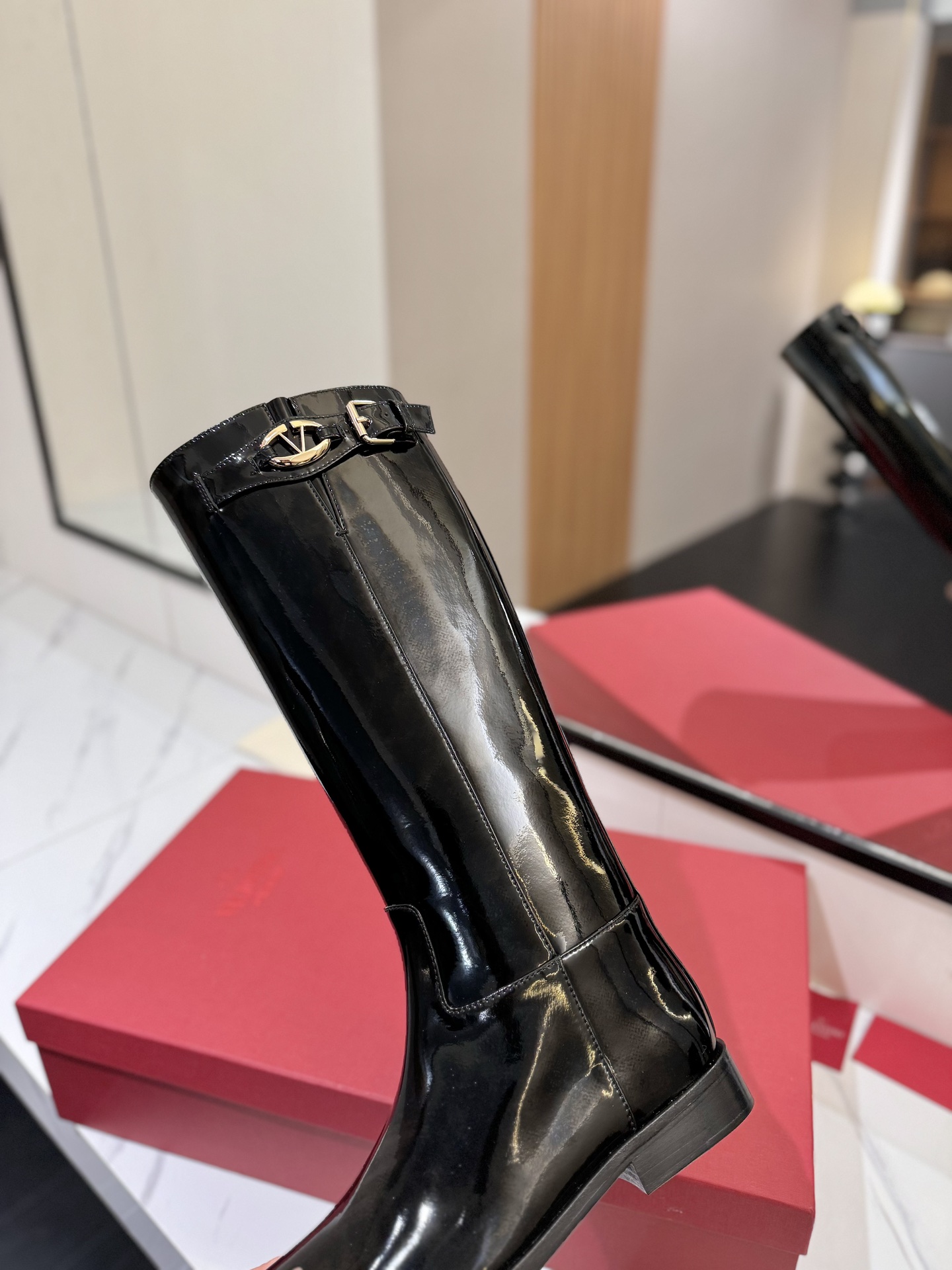 ♦VALENTINO♦ロゴスニーカー☆正規品・関税込☆ スタッズ VALENTINO(ヴァレンティノ) スニーカー(レディース
