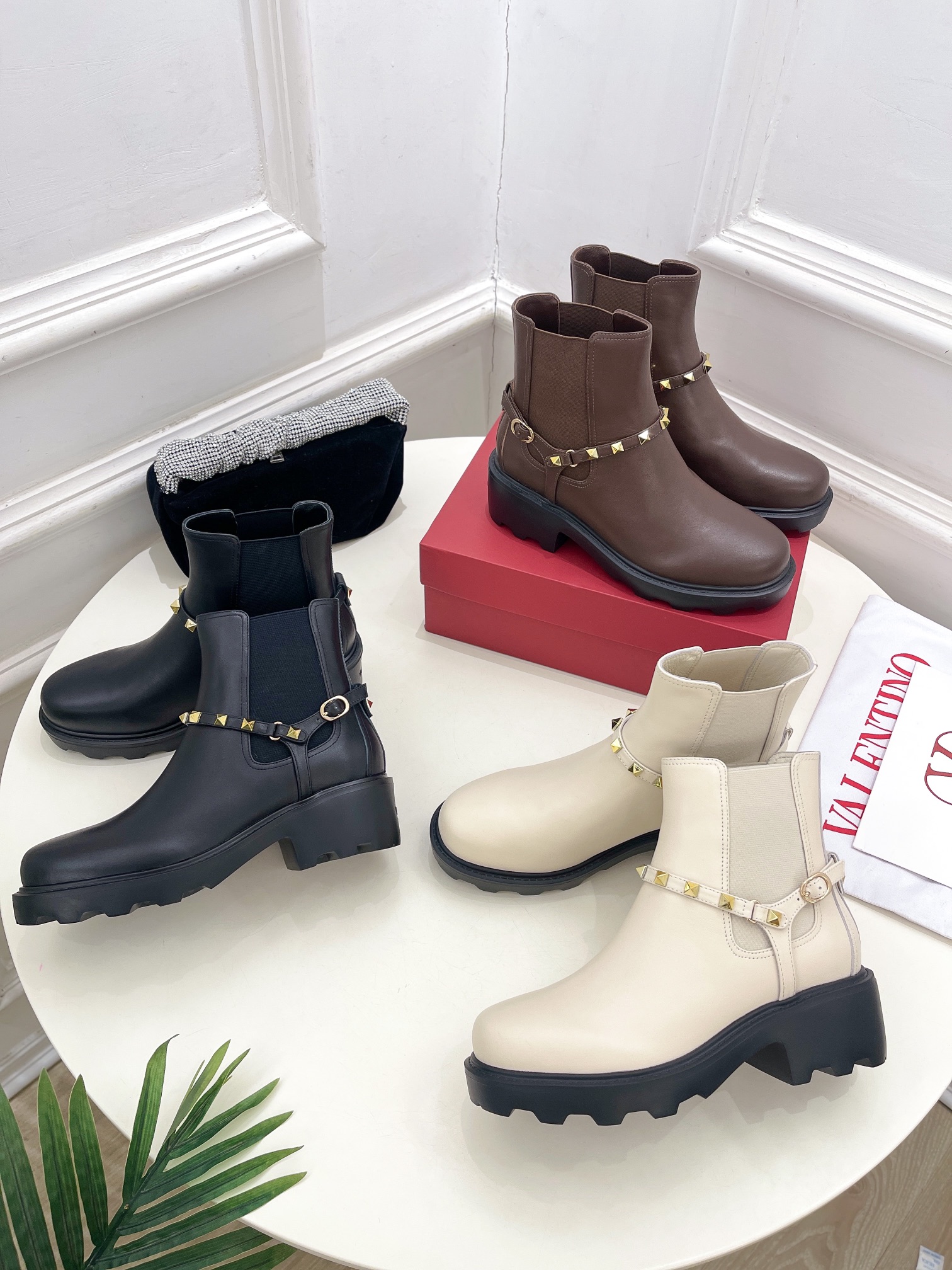 関税送料込【VALENTINO】EasyJog Vロゴ レザートリム スニーカー 関税送料込【VALENTINO】EasyJog Vロゴ レザートリム スニーカー