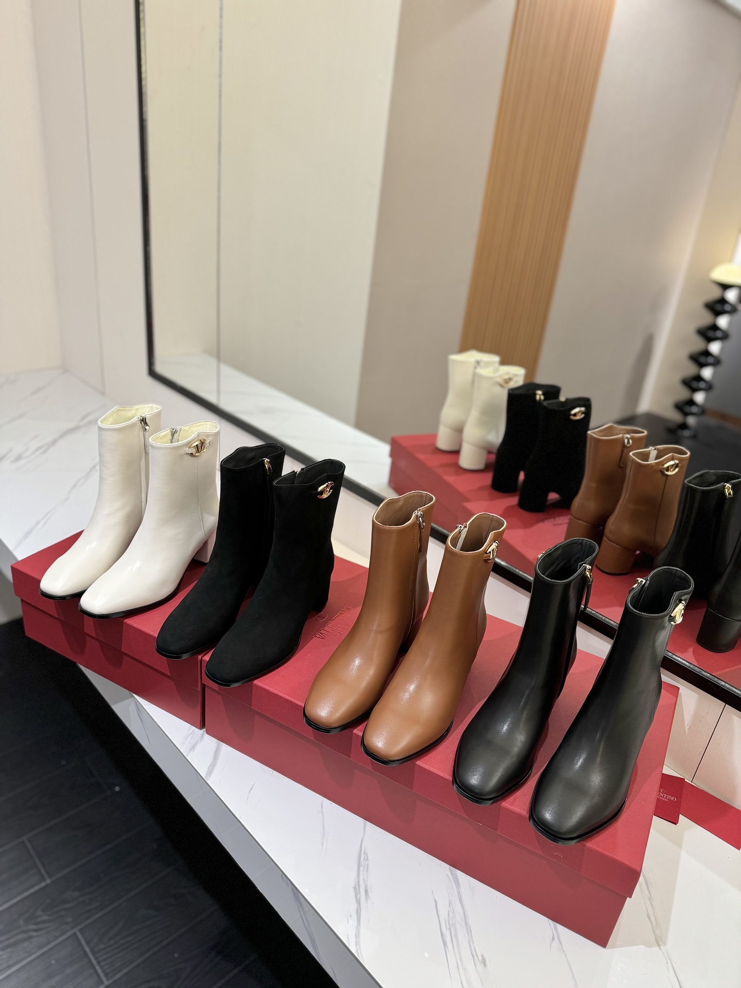 ♦VALENTINO♦ロゴスニーカー☆正規品・関税込☆ スタッズ VALENTINO(ヴァレンティノ) スニーカー(レディース