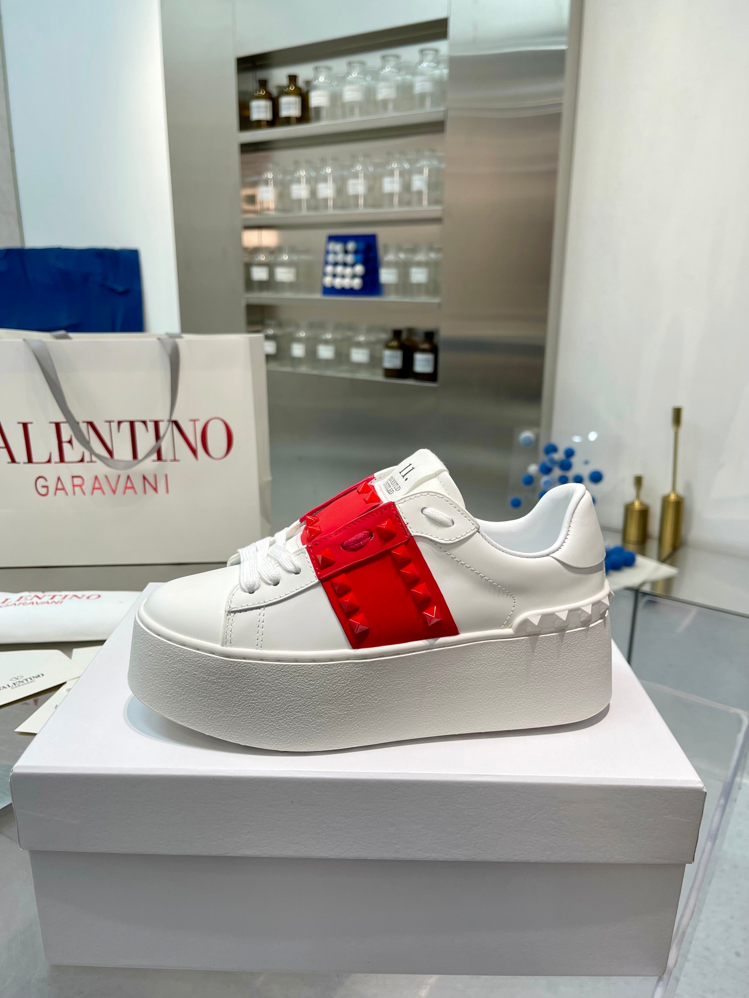 ♦VALENTINO♦ロゴスニーカー☆正規品・関税込☆ スタッズ VALENTINO(ヴァレンティノ) スニーカー(レディース