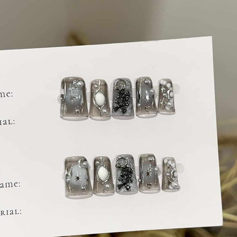 Gray Duck Bill Gothic Skull Pearl Press On Nails