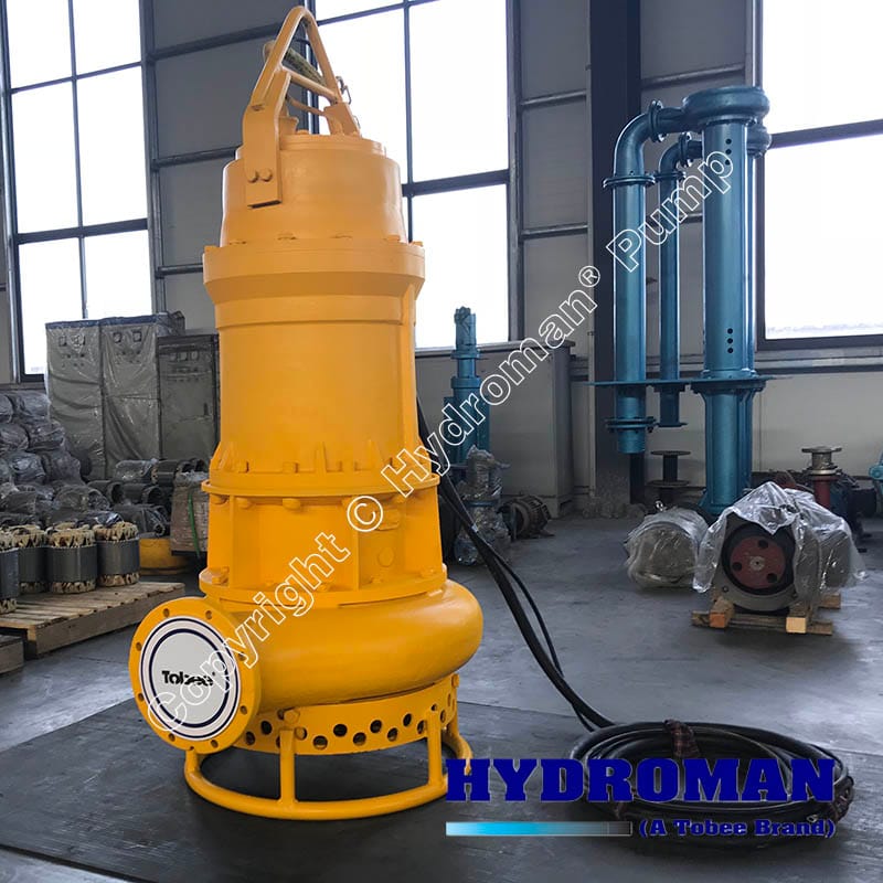 Submersible dewatering pump for slurry