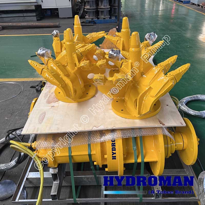 Submersible mud pumps equipped with side agitators